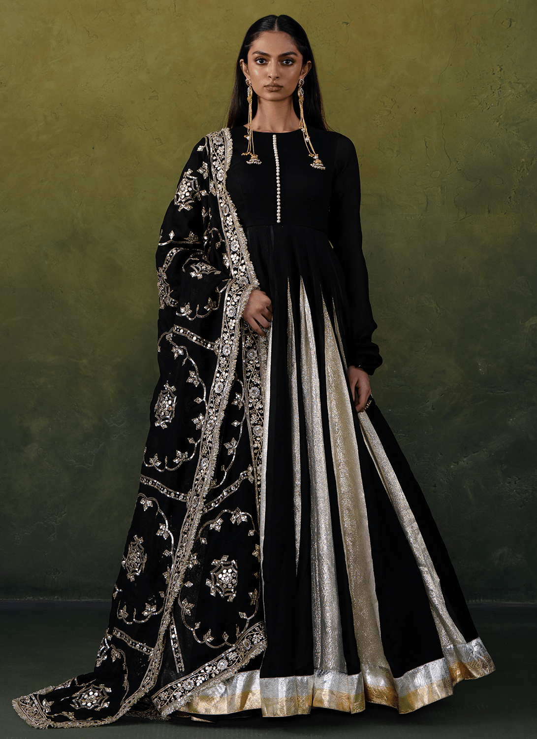 black colour anarkali dress and Gold Embroidered Satin red bling blind dress Kylie Jenner's daughter Stormi Best regards Color:silver